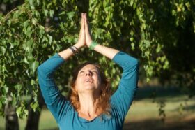 La montagna yoga, asana del qui e ora: scali il cielo per conquistare consapevolezza, centratura e vitalità