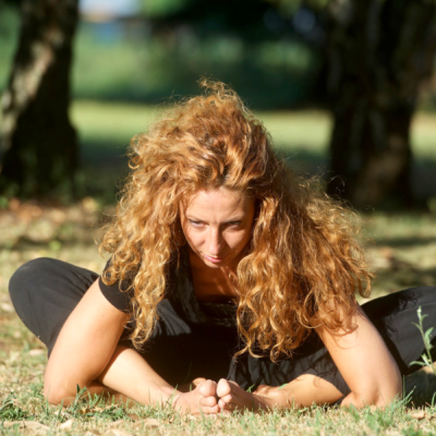 Con l'asana yoga della conchiglia ritrovi la dea che è in te