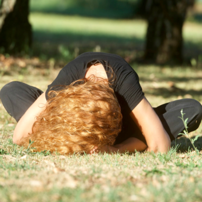 Con l'asana yoga della conchiglia ritrovi la dea che è in te