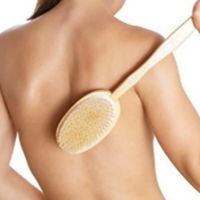 Il body brushing rituale di benessere rivitalizza corpo e mente