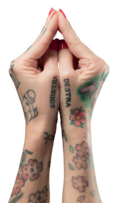 Pronto soccorso mudra saggezza yoga sotto i tatuaggi con La Pina